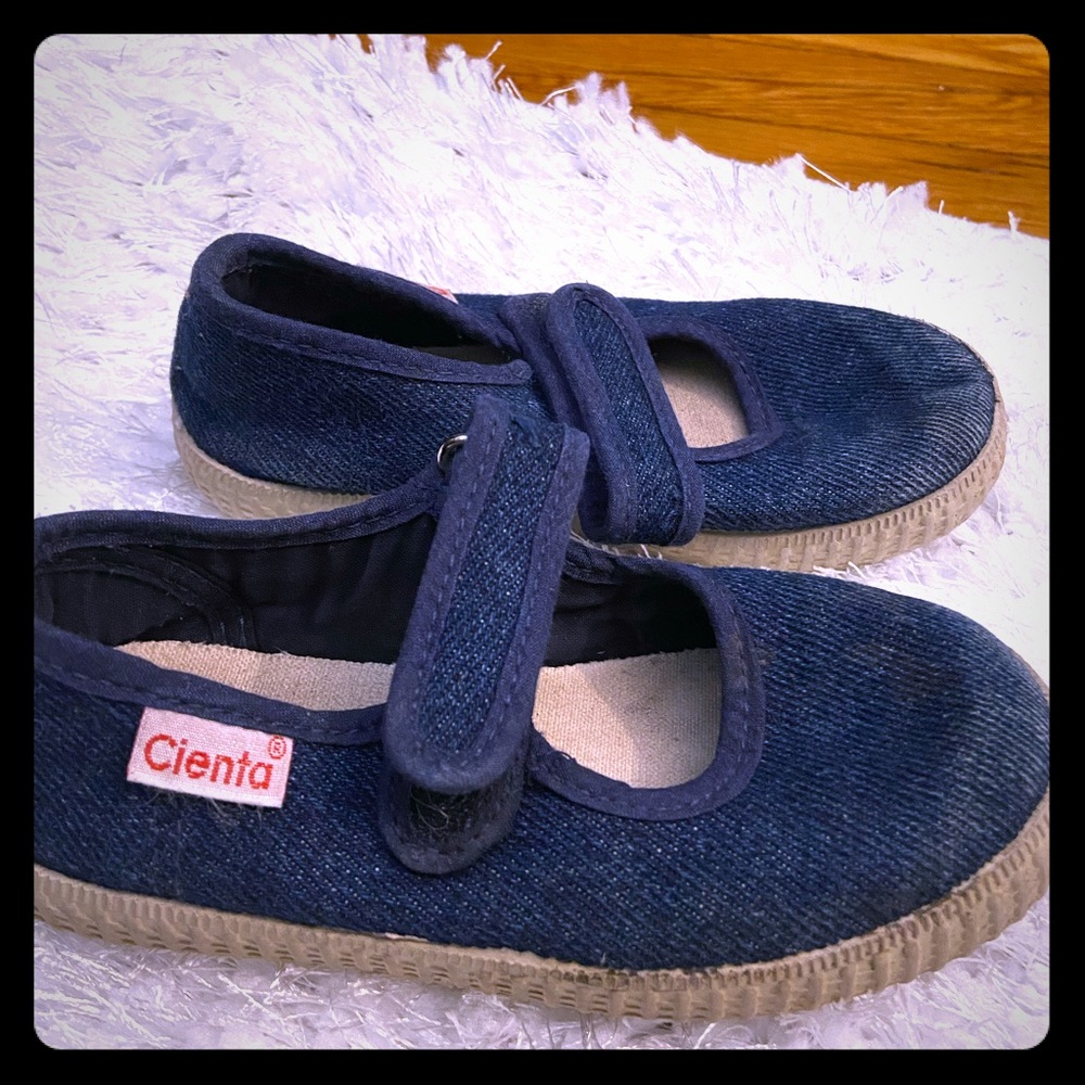 Cienta denim shoe for little girls.